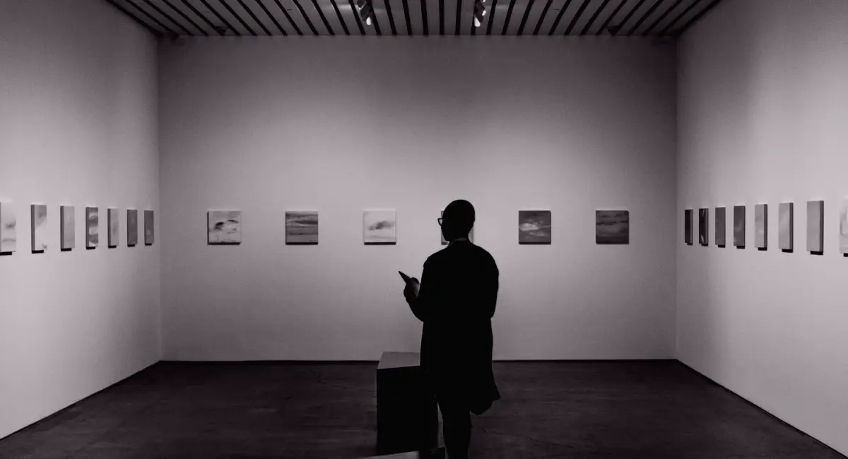 Una tarde de primavera frente a las fotos grandes de la sala