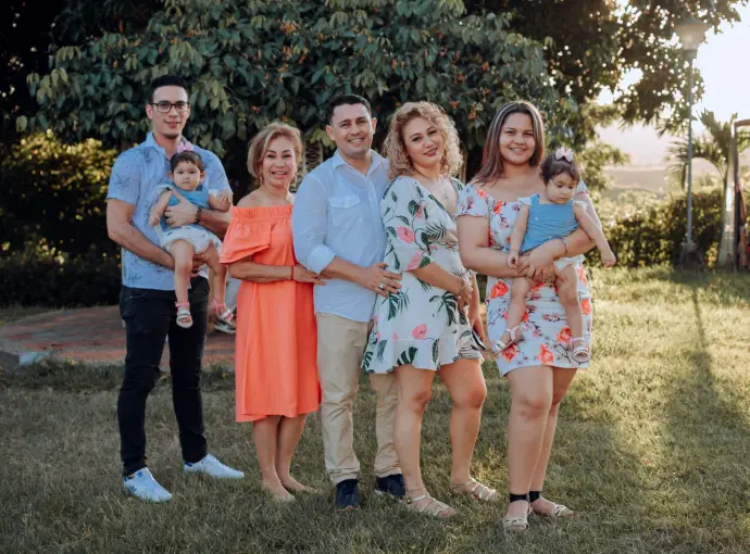 Retrato de una familia en su patio