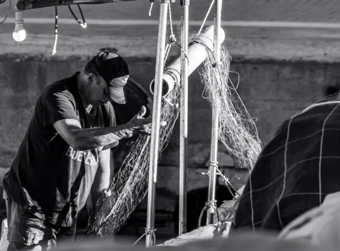 Pescadores preparando las redes